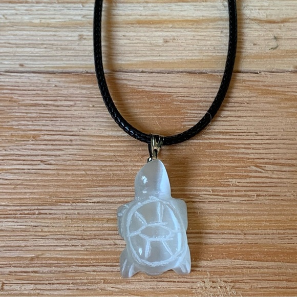 Shimmering White Cat's Eye Fiber Optic Glass Turtle Pendant Necklace Adjustable - Picture 6 of 11